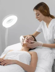 AnyConv.com__esteticista-com-cliente-no-salao-para-rotina-de-cuidados-com-o-rosto