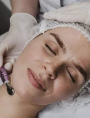 AnyConv.com__mulher-jovem-no-centro-de-bem-estar-fazendo-um-tratamento-de-pele