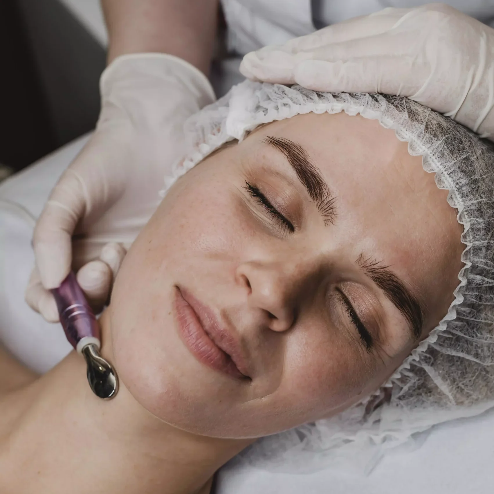 AnyConv.com__mulher-jovem-no-centro-de-bem-estar-fazendo-um-tratamento-de-pele